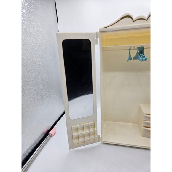 Marx Sindy‎ 1970s Wardrobe Cream Gold Trim Drawers Hangers Mirror - Picture 3 of 12